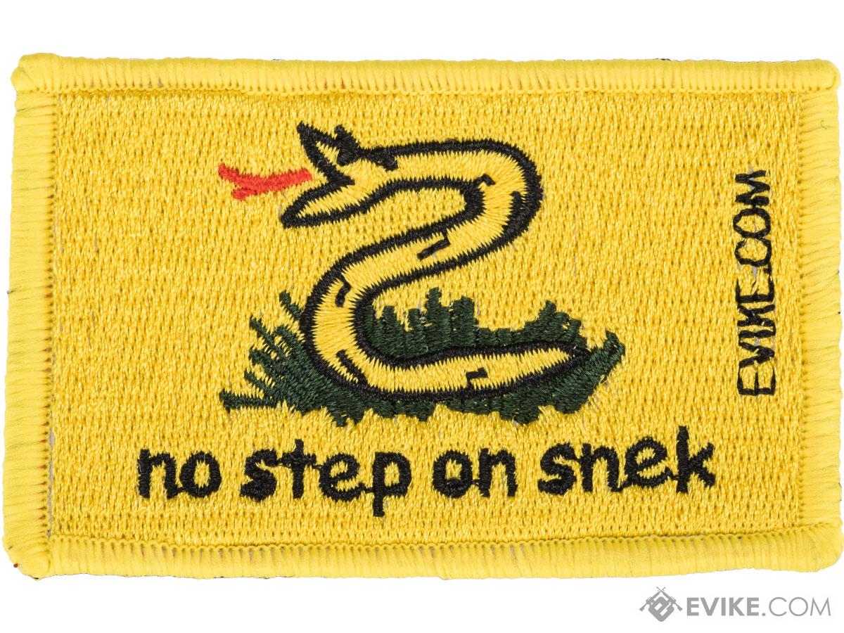MORTHOME M No Step On Snek, Morale Patch Funny Tactical Morale Badge Hook  Loop Tactical Patch (Yellow / green grass)